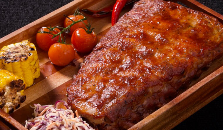 Sườn heo (phần sườn heo mềm nhất ướp bằng nước sốt đặc trưng và các món ăn kèm)